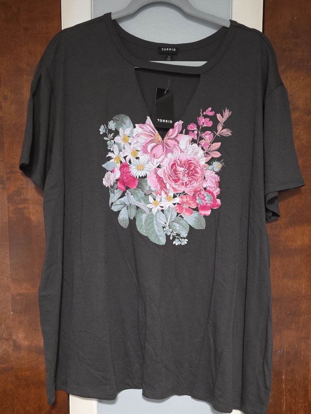 NWT Size 3 Torrid Dark Grey Tee with Pink & Cream Floral Choker Detail